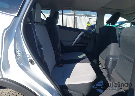 2016 Toyota Rav4 Xle z USA, uszkodzony, nr VIN JTMWFREV7GD089571